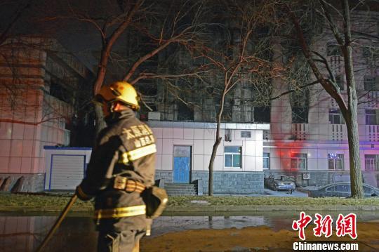 消防员在事故现场灭火。　武俊杰 摄