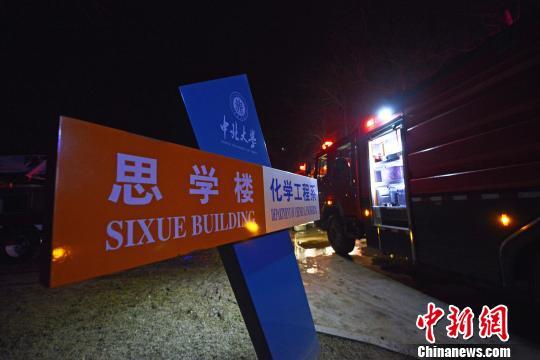 消防车在事发现场。　武俊杰 摄